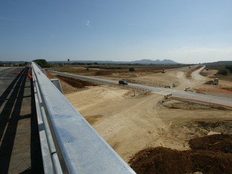 Dues imatges de les obres de la carretera C-31 i a baix, els alcaldes, ahir.  E.PICAS / M.V