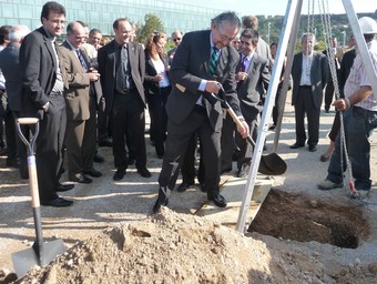 El director del campus, Azael Fabregat, soterrant la primera pedra del nou edifici. G.M
