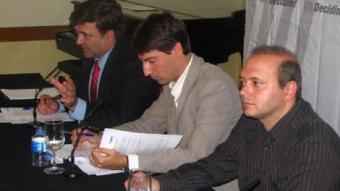 Els alcaldes Jordi Solé i Jordi Fàbrega, amb Alfons López Tena (al fons).  EL PUNT