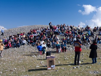 Una foto de família amb representants dels grups participants, a la Tossa d'Alp.  EL PUNT
