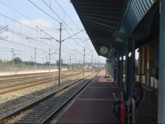 Set trens Euromed passen a diari per l'estació de l'Aldea en els dos sentits. No en para cap. ARXIU