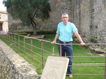 Posas, davant de l'església de Sant Miquel de Fluvià.  M.V
