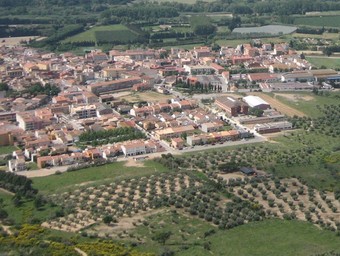 La vila de Torroella, des de dalt el castell, envoltada de camps de conreus./  A.V