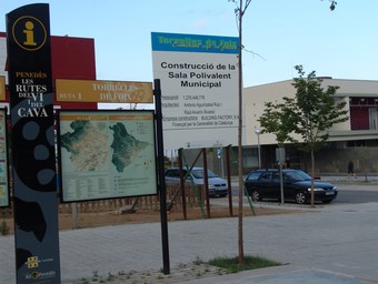Imatge d'arxiu de l'anunci d'una de les inversions al municipi i al fons l'Ajuntament.  A.M