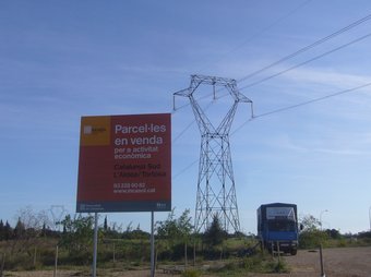 Una línia elèctrica de molt alta tensió travessa el Catalunya Sud però el polígon té problemes de subministrament elèctric. L.M
