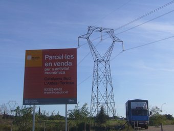 El Catalunya Sud està situat al costat de l'autopista AP-7 L.M
