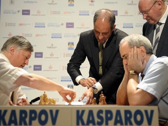 Karpov i Kasparov en una recent partida d'escacs a València. /  ARXIU