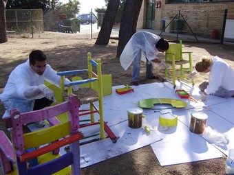 Treballadors de Kraft pintant unes cadiretes del centre d'educació especial.  KRAFT FOODS