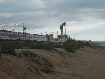 Les obres que s'han fet després de l'estiu a la platja han de reforçar la via del tren.  E.F