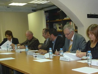 El moment de la signatura per part d'alcaldes i regidors amb el president de Medi Ambient de la Diputació.  C.M