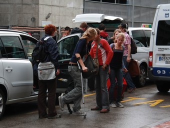 Els estudiants arribant a l'aeroport de Girona, on van agafar dos vols cap a Holanda.  ACN