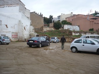 Una part del solar d'Argentona es fa servir ara com a aparcament provisional./  LL.M