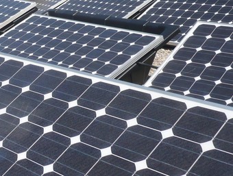 Plaques fotovoltaiques instal·lades aquest estiu al CEIP Pompeu Fabra de Sant Adrià.  J.G.N