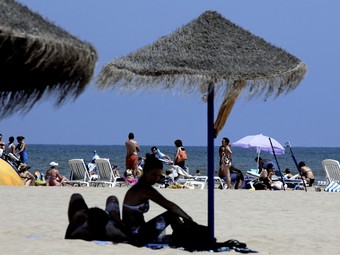 El darrer cap de setmana d'octubre encara albergava banyistes a la costa. /  J.CUÉLLAR