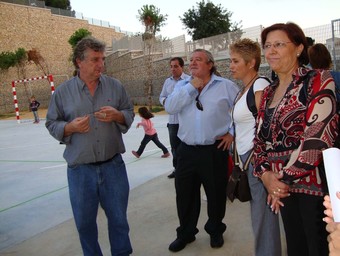 L'alcalde visita les noves instal·lacions de l'escoleta amb una colla de mares i pares. /  CEDIDA