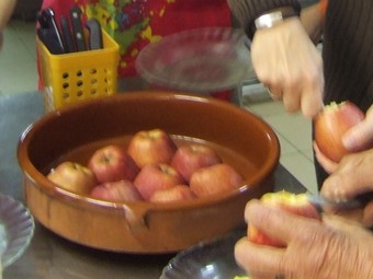 Concurs de «relleno» de pomes durant la festa major.  PDF
