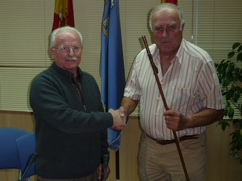 Jaume Brichs, amb la bara d'alcalde al costat, del batlle dimissionari, Josep Escofet.  A.M