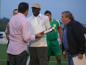 Musafa rep el reconeixement públic del Club de Futbol de Calp. /  CEDIDA