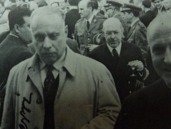 Enric Bayerri, al centre amb una gavardina blanca, en una imatge del 1955. G.M