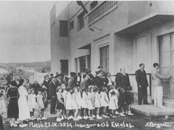 Inauguració de l'escola de Flaçà el 23 de setembre de l'any 1934, en el moment en què s'obria la porta. V. Fargnoli