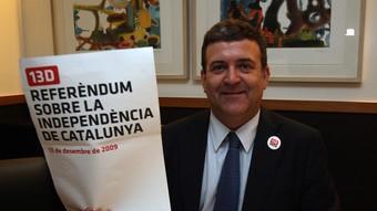 Alfons López Tena, amb un dels cartells de la campanya per fomentar la participació el 13 de desembre.  ORIOL DURAN