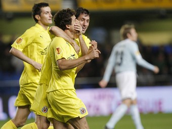 Els jugadors del Vila-real Nilmar, Capdevila i Llorente, alegres davant la frustració del Lazio.  EFE