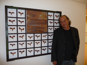 Jaume Marès al costat d'una de les peces de la mostra «D'àngels i rebels». T.M