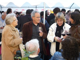 La celebració popular va incloure la degustació dels vins i la gastronomia local. EL PUNT