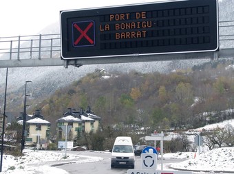 Detall del cartell que indicava que el Port de la Bonaigua està tancat per la neu.