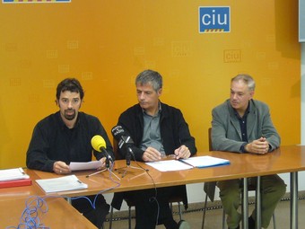 Oriol Ortín, a l'esquerra, en un moment de la roda de premsa. J.C