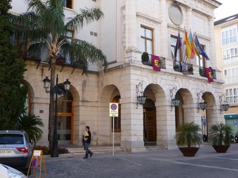 Façana principal de l'Ajuntament de Gandia. ESCORCOLL