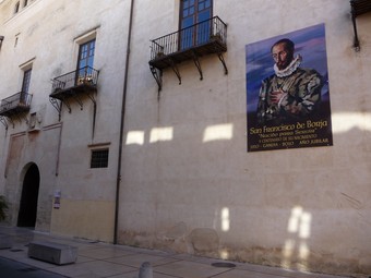 Façana principal del palau amb un cartell anunciador de l'Any Borja. /  ESCORCOLL