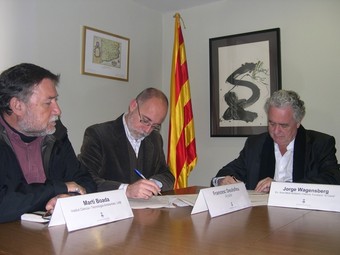 Signatura del conveni pel museu del Bosc de sant Celoni amb Martí Boada, Jorge Wagensberg i l'alcalde Deulofeu