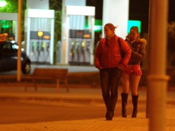 Dues prostitutes oferint en seus serveis a l'N-II, a l'altura de Mataró./  QUIM PUIG