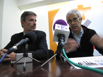 A l'esquerra, el responsable de Summa System i, al costat, el regidor de Promoció de la Ciutat, a Valls. A.E