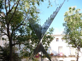 Escultura d'Andreu Alfaro a la façana posterior de l'Ajuntament. ESCORCOLL