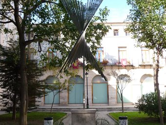 Escultura existent en la façana posterior de l'Ajuntament. ESCORCOLL