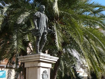 Monument de Francesc de Borja existent davant la Seu. /  ESCORCOLL