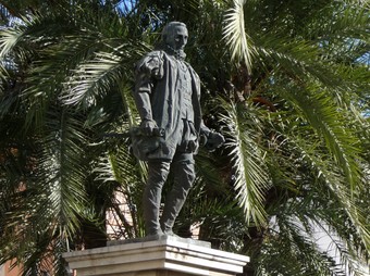 Monument escultòric del Duc de Gandia a la plaça de l'Ajuntament. /  ESCORCOLL