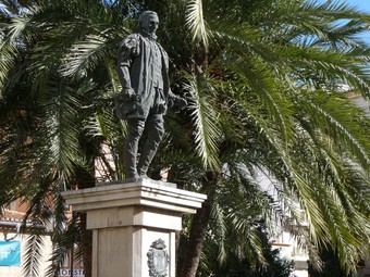 Monument al IV Duc de Gandia a la plaça Major. /  ESCORCOLL