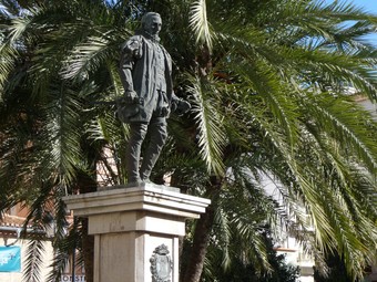 Monument al quart Duc de Gandia a la plaça del poble. /  ESCORCOLL