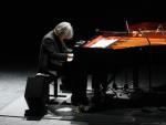 Ryuichi Sakamoto toca el piano. / LLUÍS SERRAT