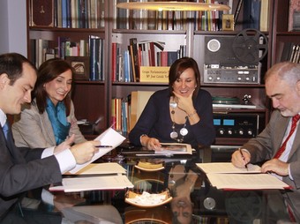 : Signatura amb l'empresa constructora de la Casa de la Dona, al despatx de l'alcaldessa de la ciutat. /  CEDIDA