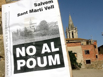 Un dels cartells contra el pla general, ahir.  M. LLADÓ