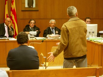 Els dos acusats declarant ahir al judici, celebrat a l'Audiència de Barcelona.  QUIM PUIG