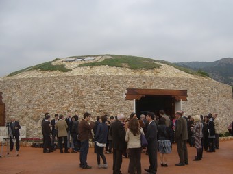 L'almàssera està construïda amb pedra en sec i amb una coberta vegetal.  L.M