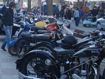 Les motos antigues que participen a la trobada s'exposen al centre.  GISELA PLADEVEYA