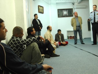 Un moment de la trobada entre representants municipals, comunitat islàmica i Mossos d'Esquadra