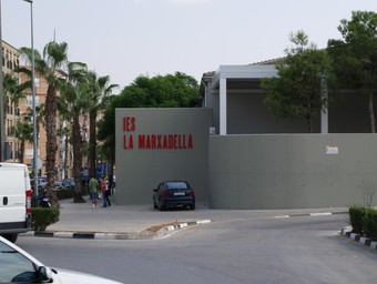 Porta principal d'accés de l'institut Marxadella. /  ESCORCOLL