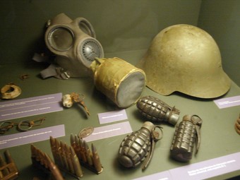 Alguns dels objectes que s'exposen al centre d'interpretació Soldats a la trinxera, que el Comebe té a Vilalba dels Arcs.  JUDIT FERNÁNDEZ